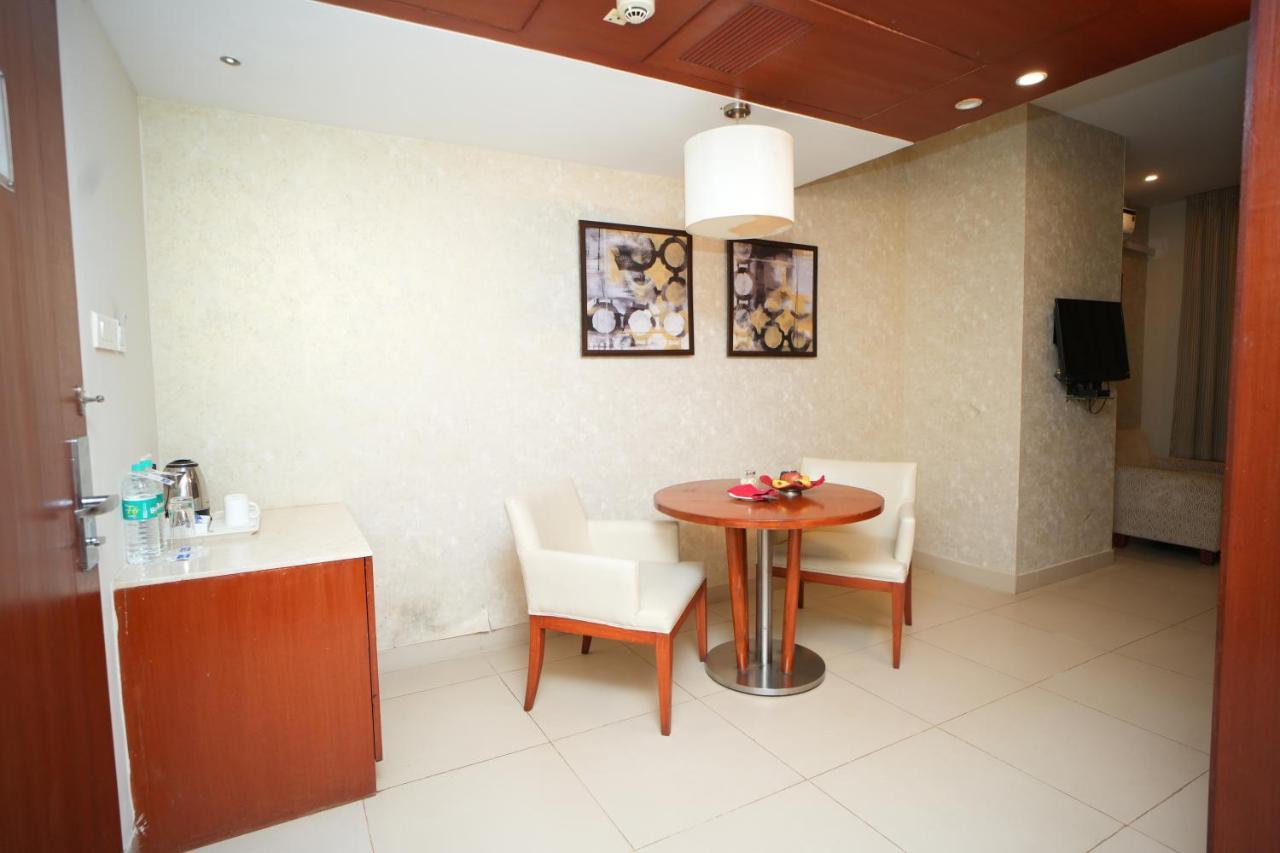 The Altruist Business Hotel Hitech Hyderabad Esterno foto